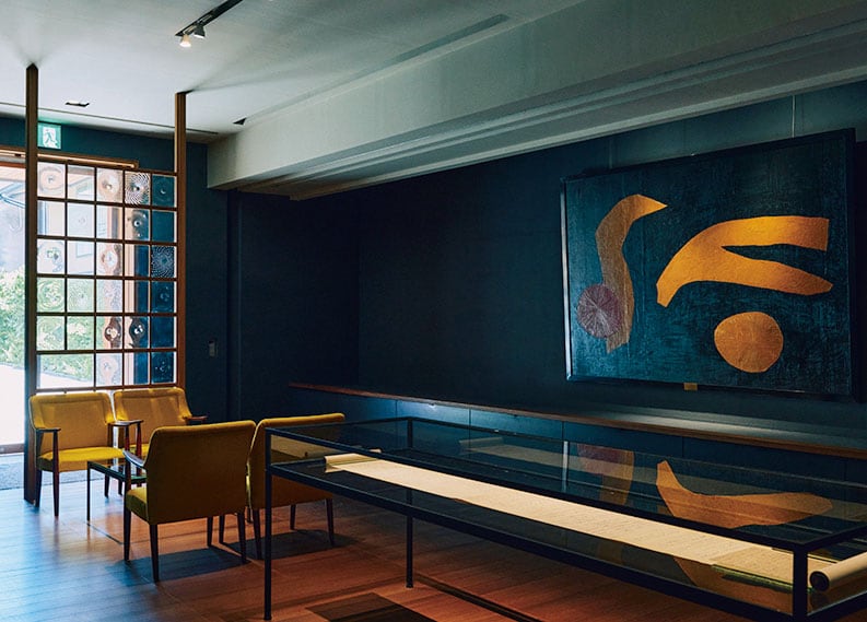 現代のガラス作家・三嶋りつ惠によるガラス作品と日本の抽象画の先駆者・山口長男の絵画に迎えられるエントランス。
