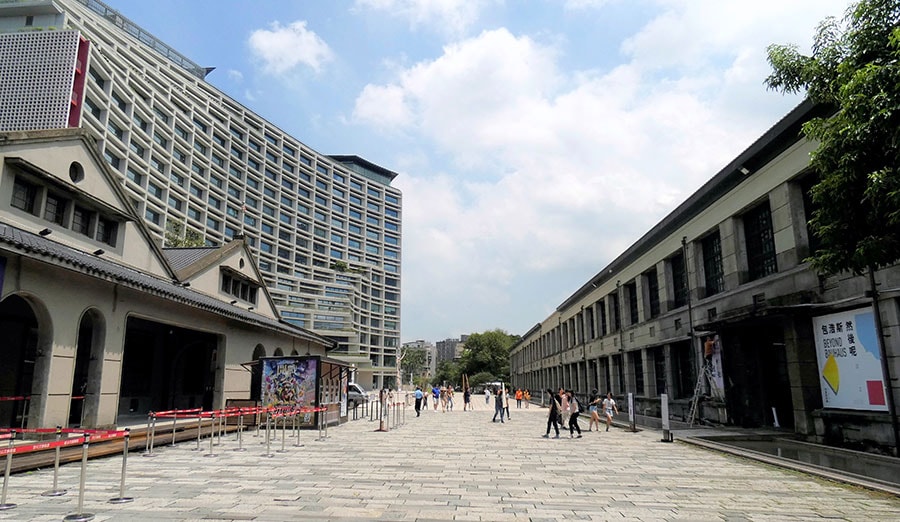「デザイン・ピン」は右手に見える建物の1階に位置しています。2階には「台湾デザイン研究院」が事務所を構えています。