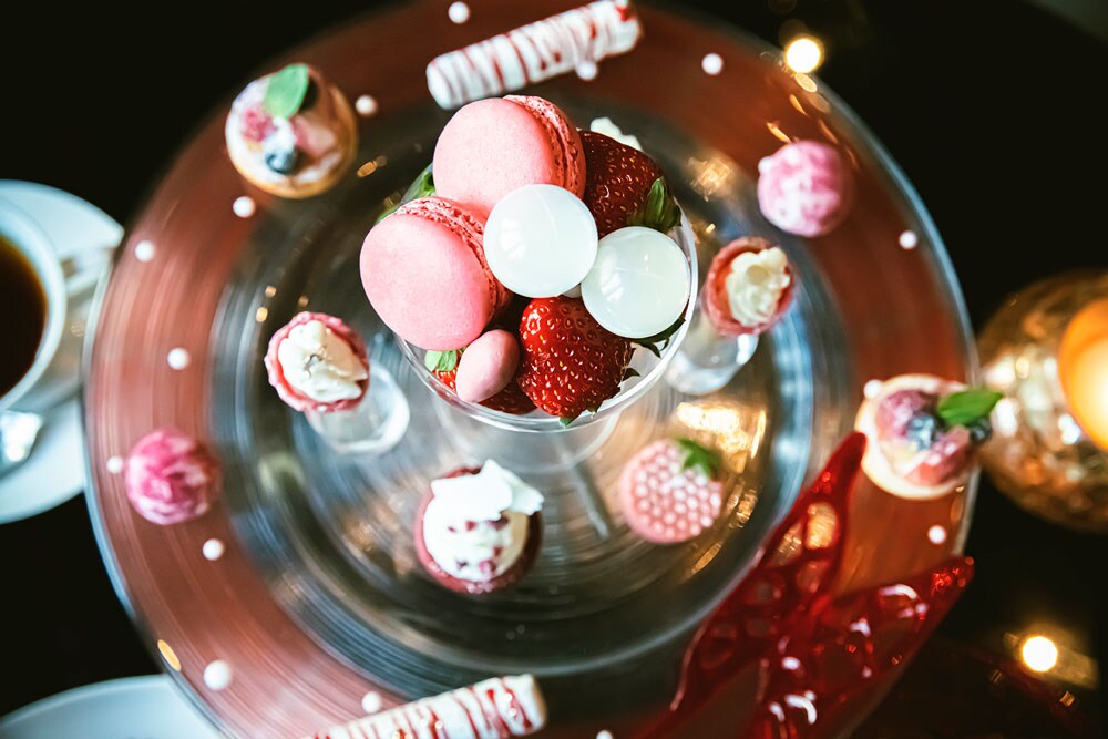 実り豊かな苺の季節を祝うパーティーをプレートに表現した「Strawberry Party ～蝶が舞うギャラリーアフタヌーンティー～」のスイーツプレートのイメージ