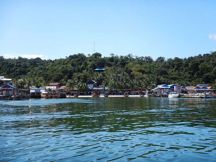 フェリーふ頭があるロン島の中心地、コ・タッチビーチ。バンガローも多数。