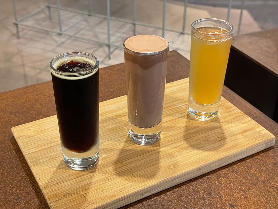 右からカカオ炭酸飲料、ナイトロチョコドリンク、チョコレートビール。写真は撮影用で、本来は大きいサイズのグラスで供されます。