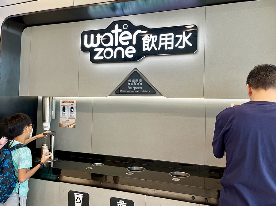香港国際空港でも見かけたお湯のサーバー