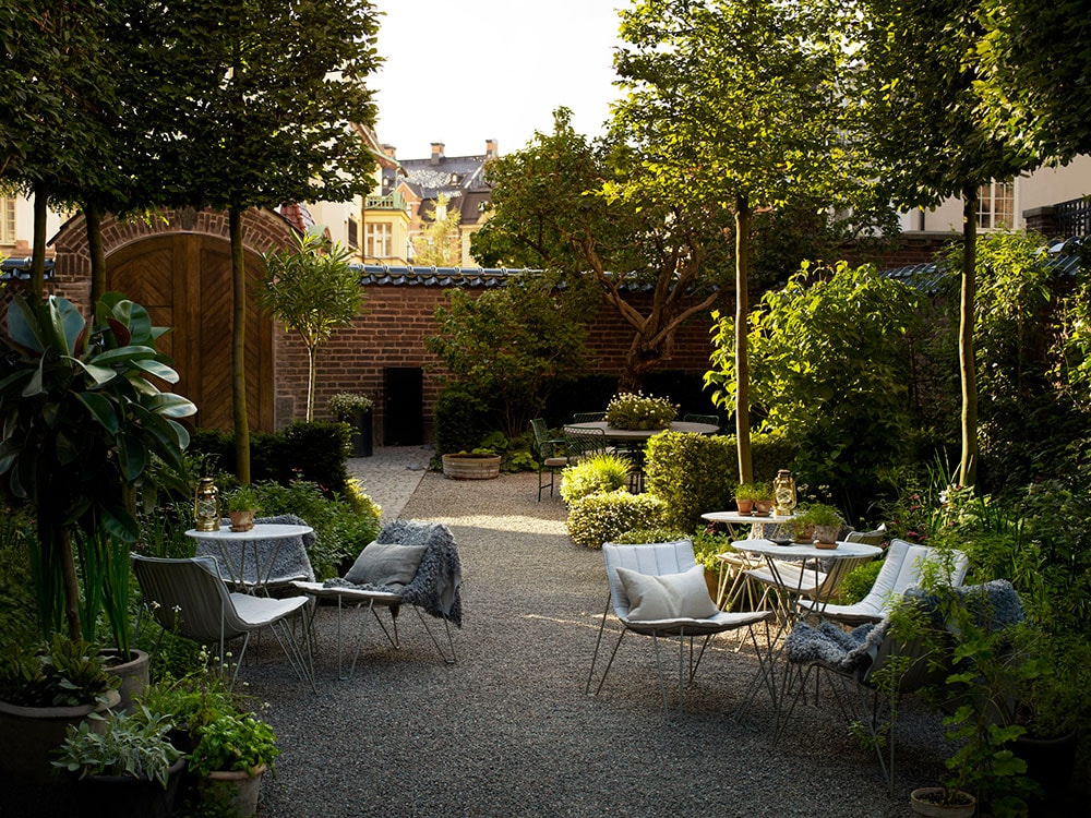 夏の朝食を摂るのに最適な、緑溢れる中庭。