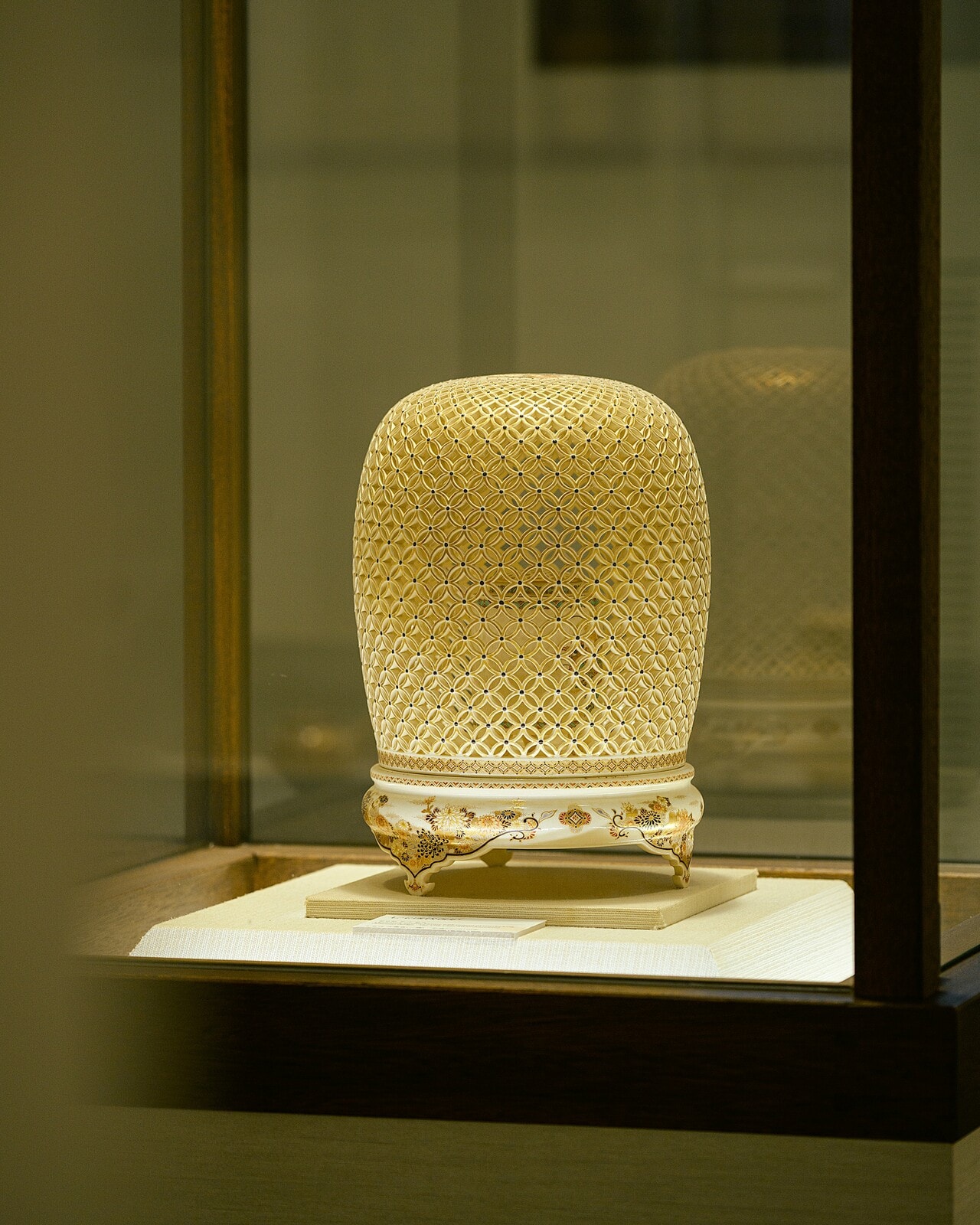 高度な透彫による精緻な造形と繊細な絵付けに感嘆する十五代作の「白薩摩」。