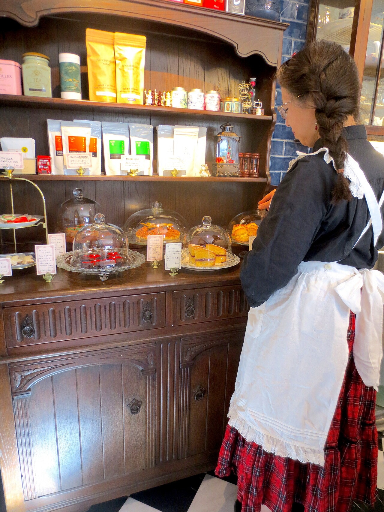 英国風の装いが似合う店主・浦壁律子さん。