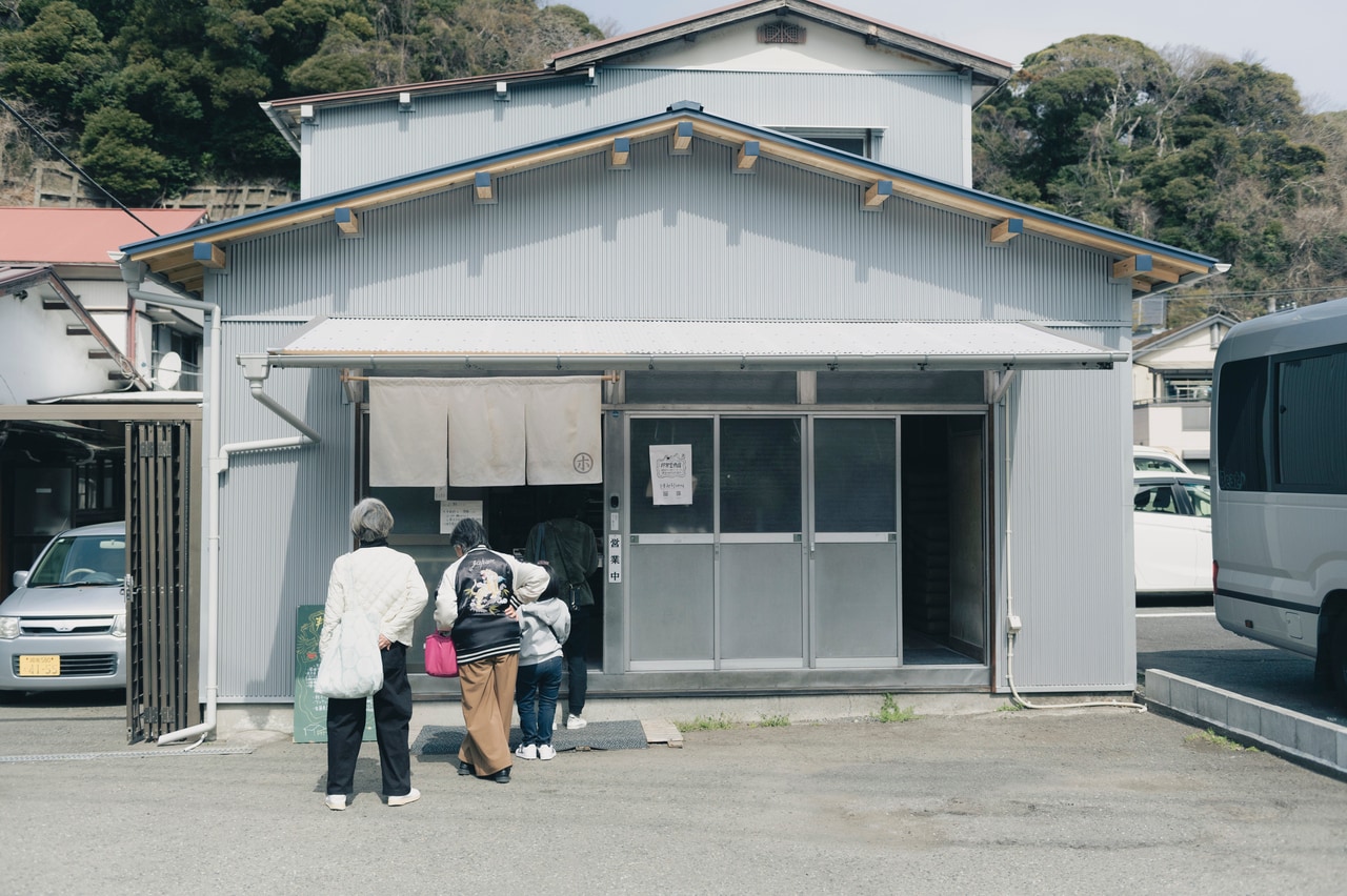 「邦栄堂製麺」（ 神奈川県鎌倉市大町５丁目６−１５）。開店後すぐに地元の人たちによる行列ができていた。