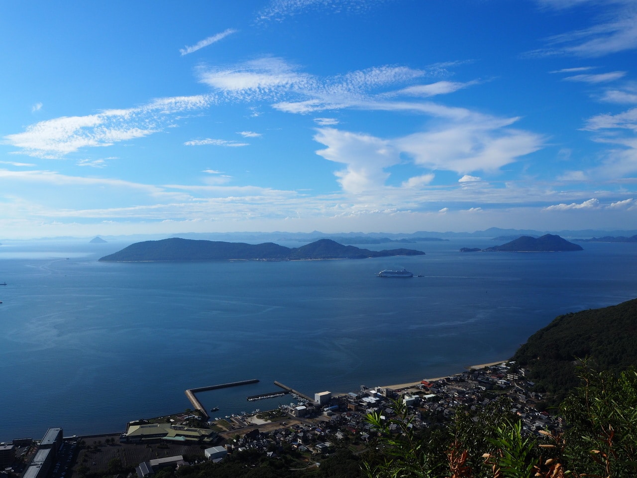 目の前には桃太郎伝説が伝わる女木島が横たわる。