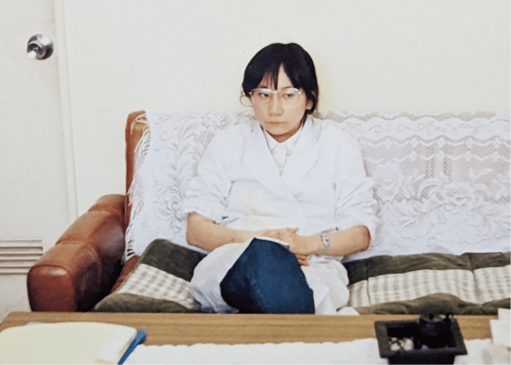 1990年頃の姉。大学卒業後に母の研究室で研究生をしていた時か。　©2024動画工房ぞうしま