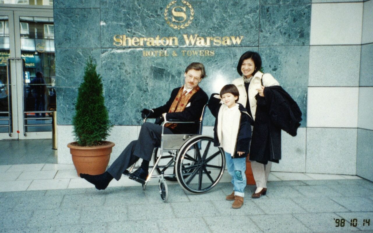 1998年、ポーランド・ワルシャワで。ブーニンは右足を捻挫して車椅子。（本人提供）