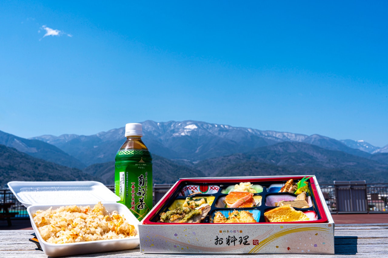 青い空と美しい山、澄んだ空気も旅の“ごちそう”に彩りを与えてくれる。
