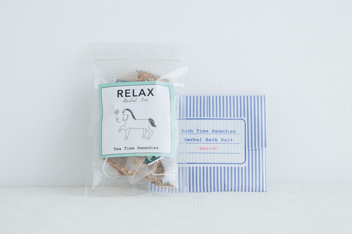 「ハーブティー&バスソルト ギフトセット “Relax”」左から：“Relax”ティーバッグ5個入り、バスソルト“Rescue”1個入り 1,100円／Bath time remedies