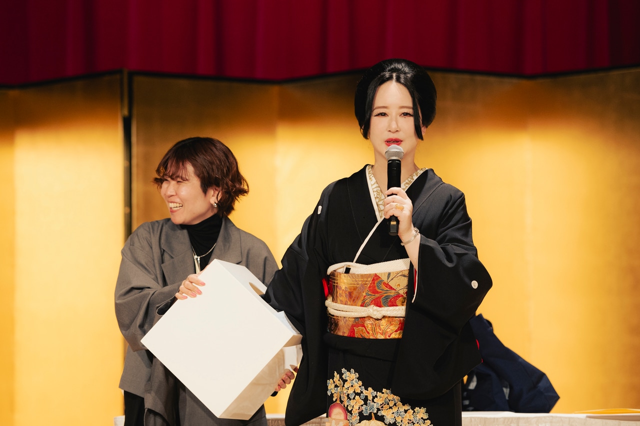 自ら進行役を務め、グッズ抽選会を盛り上げる東村アキコさん。