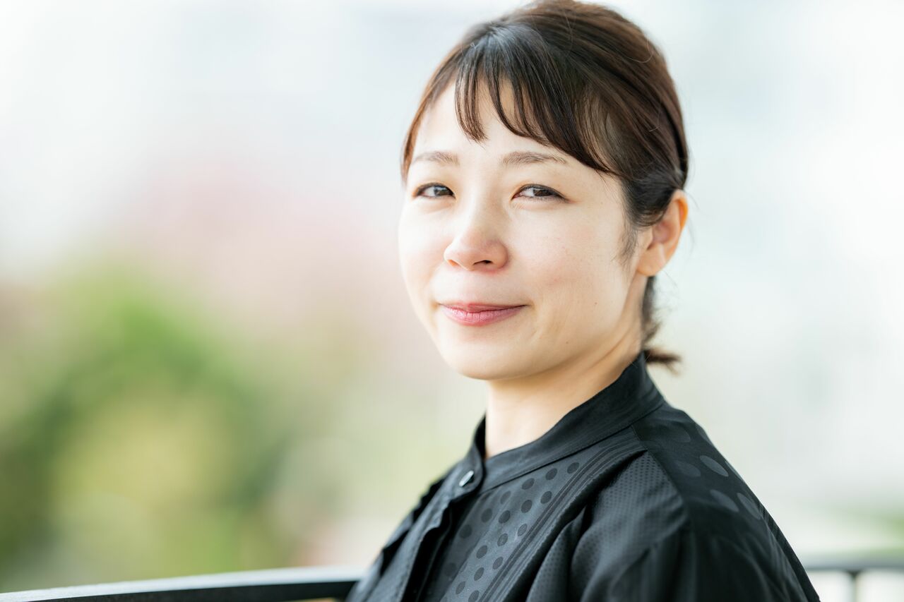 三宅宏実さん。ウエイトリフティング女子48kg級(トータル197kg)と、53kg級(トータル207kg)の2つの日本記録を有する。女子選手として同率歴代最多となる5大会連続での夏季五輪出場を果たし、ロンドンで銀、リオで銅を獲得。2021年の東京五輪後に引退し、現在は指導者として活躍している ©鈴木七絵/文藝春秋