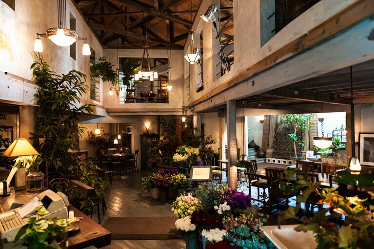 倉庫の名残を感じさせる大空間。