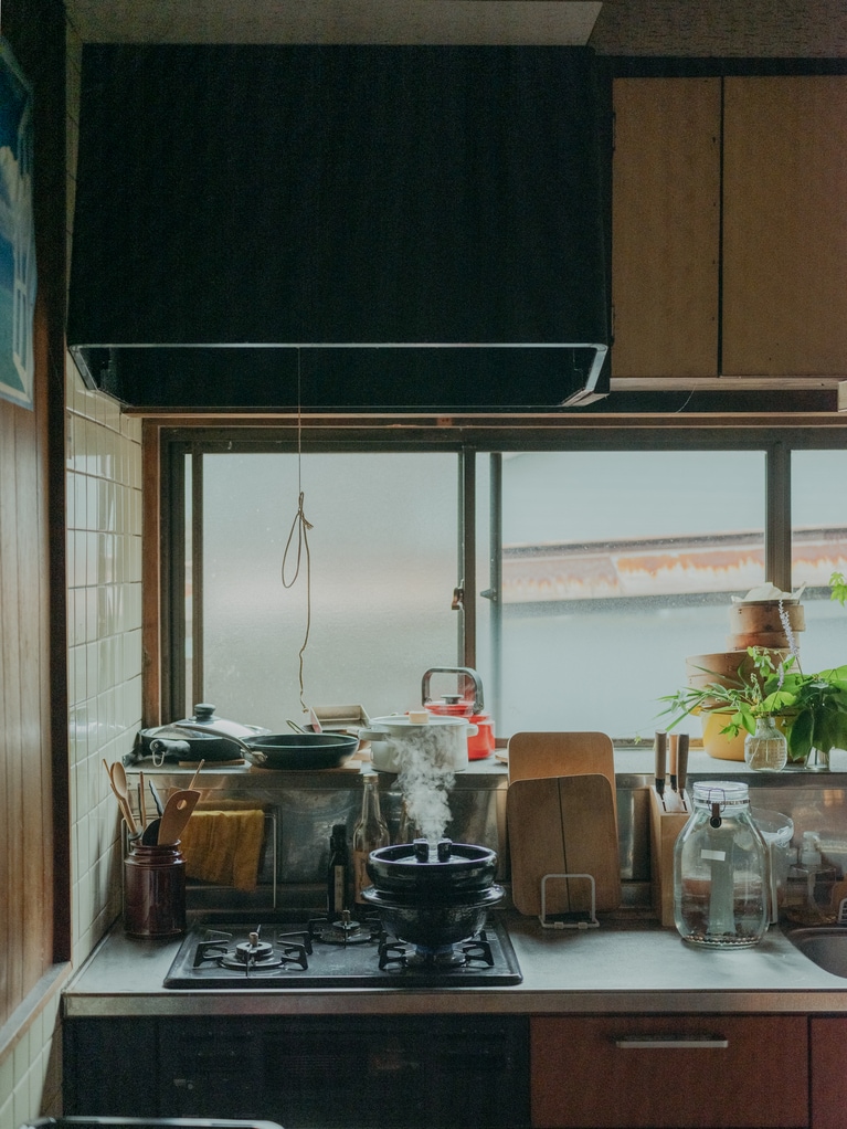 「Table to Farm」限定の滋賀県信楽・雲井窯の土鍋は、浸水しなくても玄米がおいしく炊ける。（photo：Ayumi Mineoka）