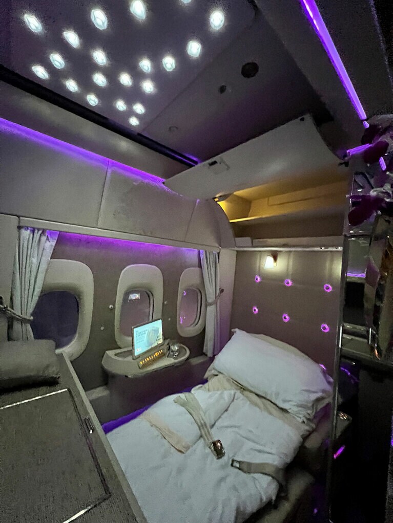 ベッドメイキングしてもらった後、天井は無色のまま、壁だけパープルにするとこんな感じに。