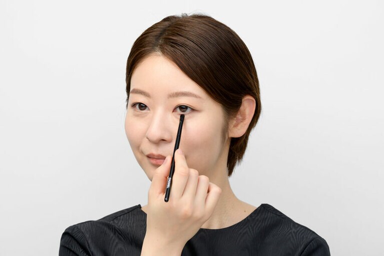 強くこすらず、優しくなじませて。