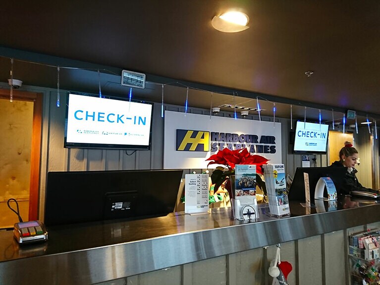 カウンターでチェックイン。20分の遊覧ツアーでひとり135カナダドル～。