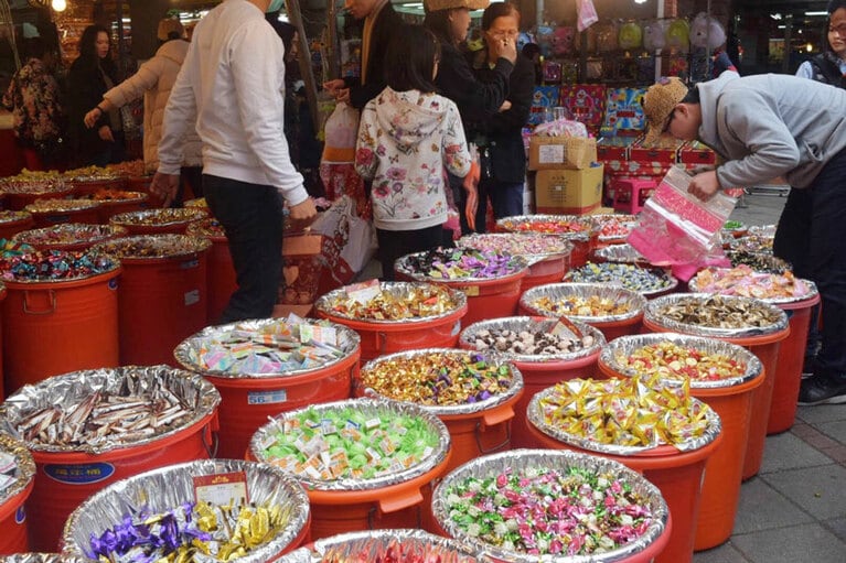 キャンディーを入れる容器まで赤色。