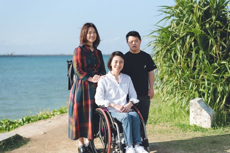 沖縄での岸田さん一家。　©narika.k