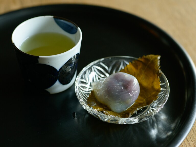 黒い漆器の上で存在感を放つガラスのうつわ。