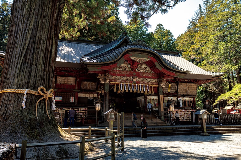 【北口本宮冨士浅間神社】御神体を富士山、主祭神を木花之佐久夜毘売とする、歴史ある神社。110年に日本武尊が富士山を遥拝した大塚丘に、788年甲斐守紀豊庭が社殿を建立。武田信玄が再建。江戸時代に富士講の拠点として栄えた。