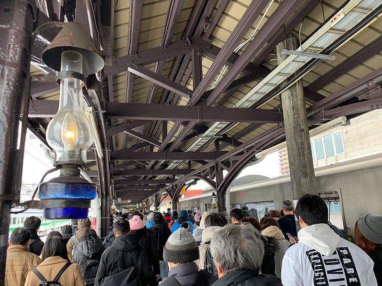 1934年に鉄骨鉄筋コンクリートで造られた小樽駅。ホームもレトロな雰囲気。