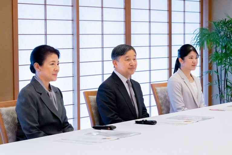 24年3月、日本赤十字社社長からご進講を受けるご一家　宮内庁提供