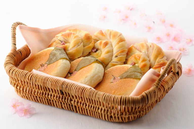 手前「桜の葉あんぱん」1個 350円、奥「桜花あんぱん」1個 350円(税込)。