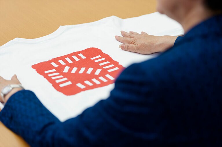 肌触りのいいTシャツ。鮮やかなオレンジがアクセント。