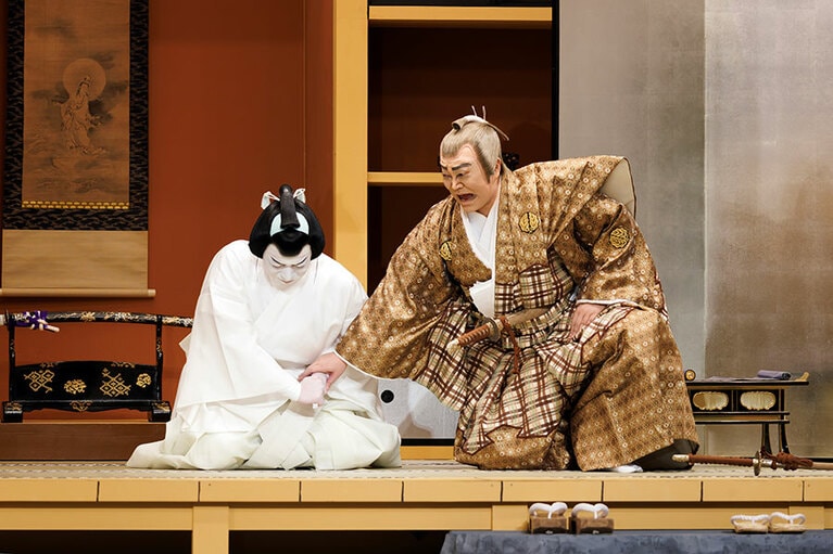 「吉野川の場」（右）大判事清澄：尾上 松緑、（左）久我之助清舟：中村 萬太郎。