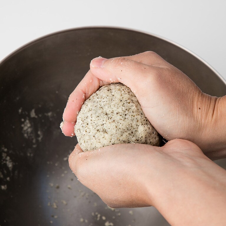 さらに豆乳を加え、全体にしっとりとなじむまで手で混ぜ、両手でぎゅっとボール状に丸める。