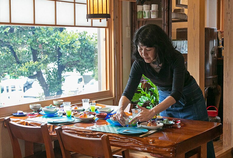 女将の渡辺克江さんの温かなもてなしが料理をよりおいしく感じさせる。野菜ソムリエプロと中医薬膳指導員の資格を持つ食のスペシャリスト。＠沖縄第一ホテル