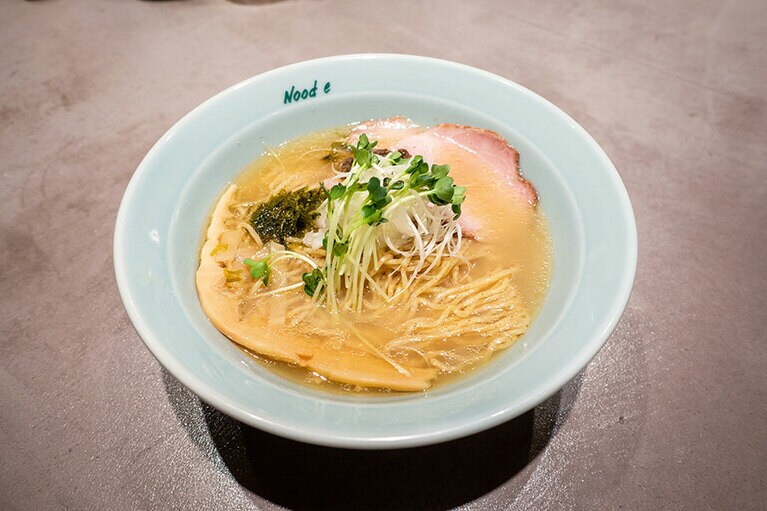 本枯節と帆立のしおラーメン。950円。