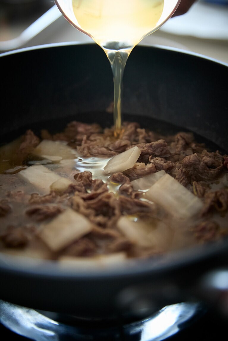 大根を加えてさっと炒め、煮干しだしを加える。