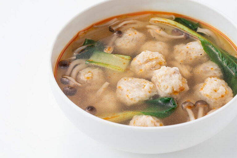 みつせ鶏のふわふわだんごと旨辛塩スープ。