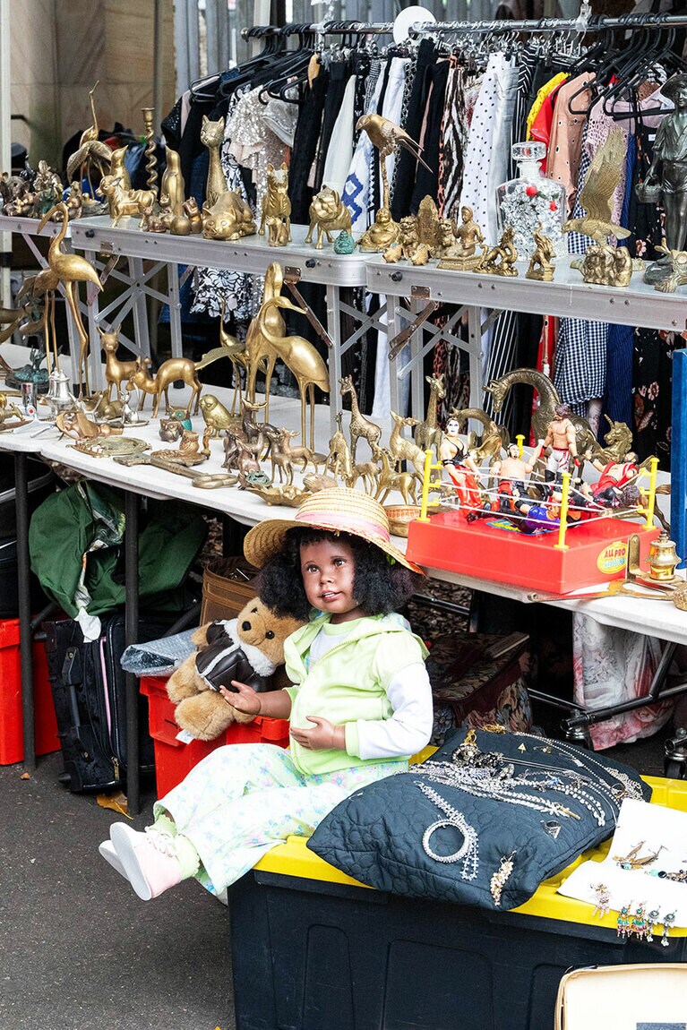 シティからはバスで15分ほどのロゼール・パブリックスクールが会場。蚤の市独特の、あの怪しい（!?）空気感もたまらない。／Rozelle Collectors Market（ロゼール・コレクターズ・マーケット）