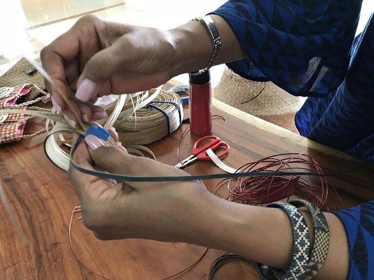 まずは先生が織り方を見せてくれる。