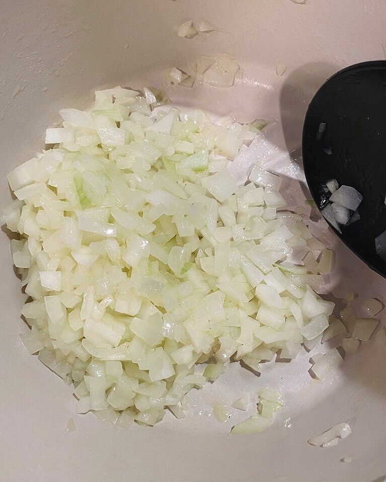 【ブイヤベースごはん】(2) 鍋にオリーブオイルを引いたら火を付け、玉ねぎを加えて透き通るまで中火で炒める。