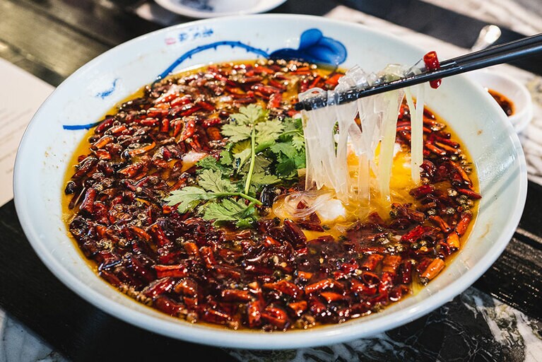 春雨入りのハタの唐辛子スープ四川風。