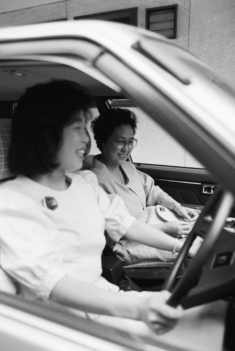 大学卒業後、秘書になった響子さんの車に乗って。