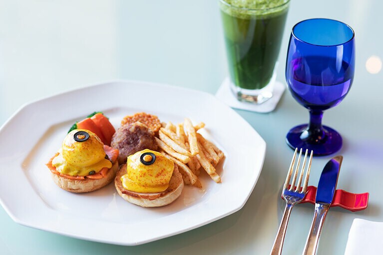 左から：GLエッグベネディクト(ターキー＆サーモン) 2,700円(単品)、小松菜ジンジャー 1,500円。