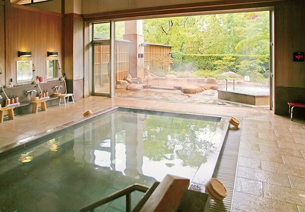 【兵衛向陽閣】湯治場の風情が漂う大浴場「三の湯」。内湯と露天風呂の間の窓を開閉できる、開放感溢れる造り。