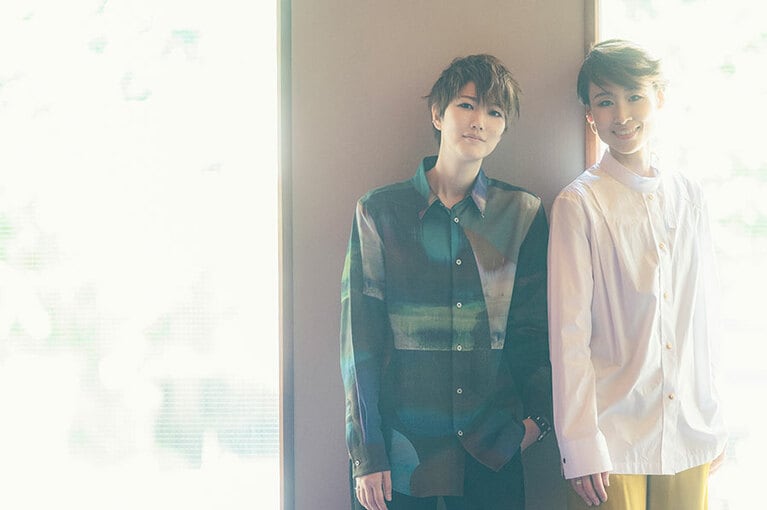 七海ひろきさん（左）と寿つかささん（右）。