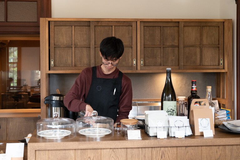 蕎麦を打つ北橋さん。