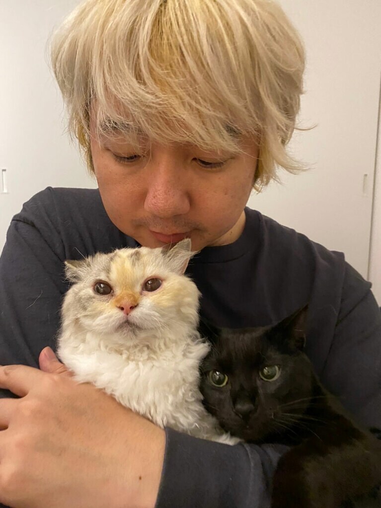 相田さんとシロちゃん(左)、クロちゃん(右)