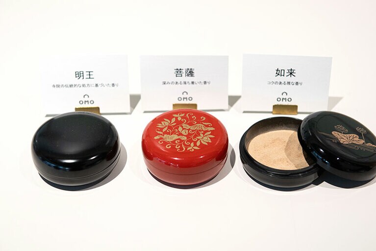 こちらが塗香(ずこう)。寺院では儀礼の前に使用し、心や体を清めるために使われる。