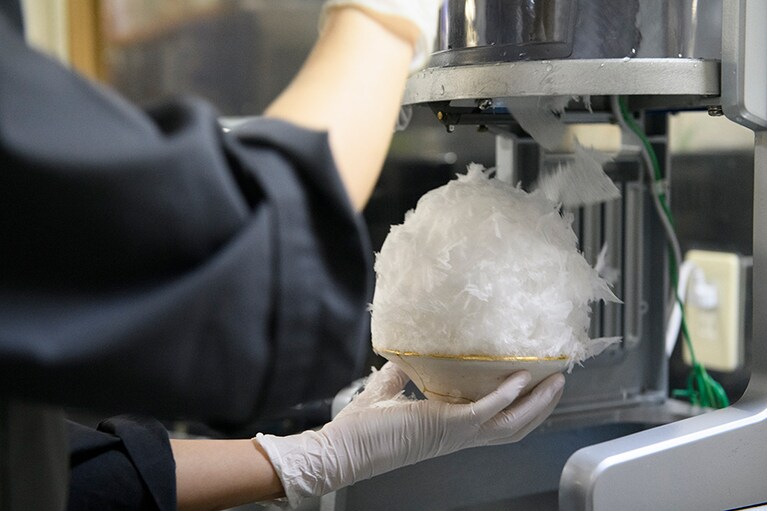 寒い季節は、削る前に室内に置いて温度を上げ、堅さを緩める時間を夏よりも長くし、冷たさを軽減する。「薄く削るほどいいというものではなく、大切なのは口の中ですっと溶けるなめらかな食感」と、石附さん。