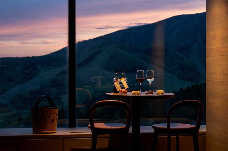 「リゾナーレトマム」の客室で、トマム山の夕日を眺めながらワインを楽しむのも素敵。