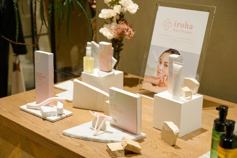 写真左から、「インナー マッサージ スティック」「インナー マッサージ オイル」「ケーゲルチェッカー」「モイスト ケア ゲル」。